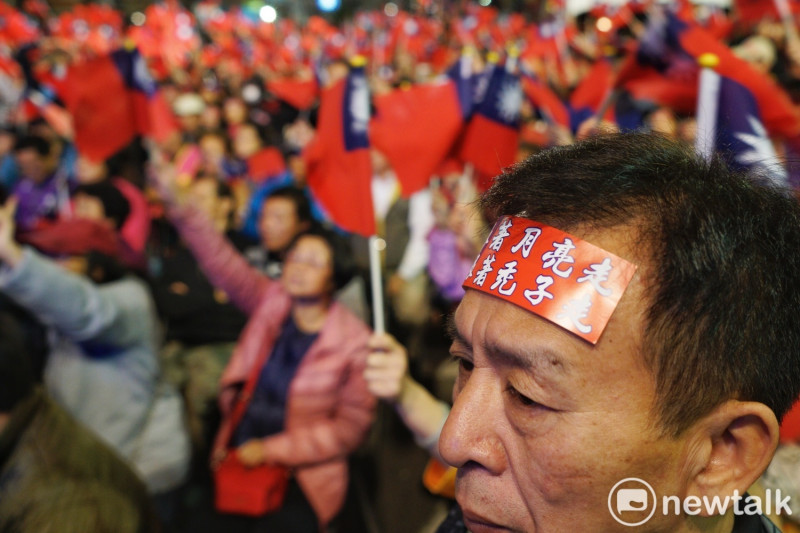 三重立委補選，鄭世維「選前之夜」現場，支持者額頭貼著韓國瑜競選的標語。   圖：張良一／攝