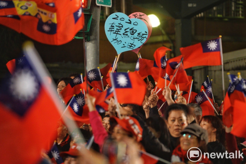 三重立委補選，鄭世維「選前之夜」現場，支持者高舉「韓總統加油」的標語。   圖：張良一／攝