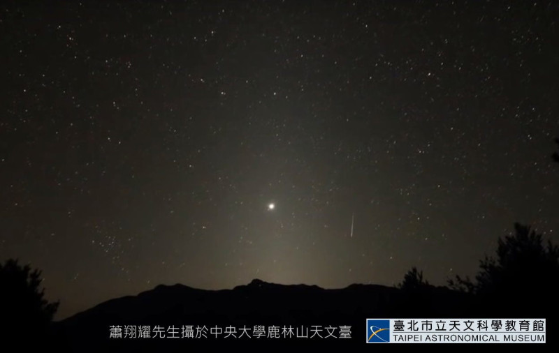 天文館指出，在春分前後的日子裡，還可以看見特殊的「黃道光」景象。   圖：台北市立天文教育館/提供