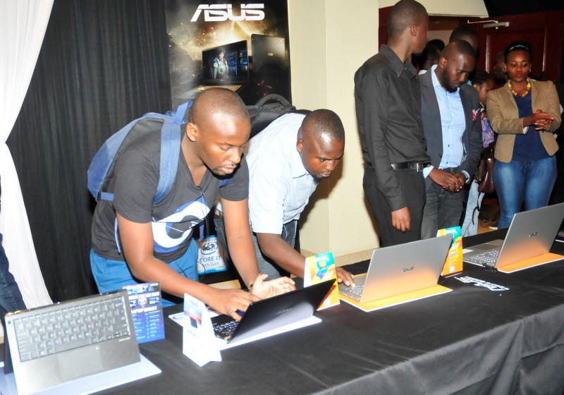 非洲消費者體驗華碩全系列筆電產品。