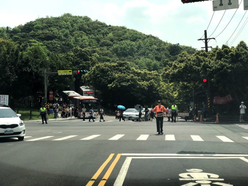 為讓掃墓民眾交通更便利，台北市警察局交通警察大隊表示，將加強違規停車勸導、取締與拖吊。   圖：台北市政府警察局交通警察大隊/提供