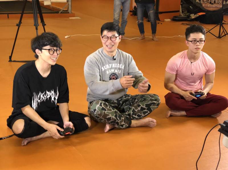 酷炫、孫安佐挑戰電玩「生死格鬥6」，主持人馬力歐妙語讓兩人笑場。