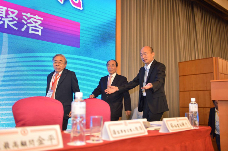 工總理事長、台塑總裁王文淵（左）主持座談會，宣布34家企業預估三年內投資高雄近1600億。   圖：高雄市政府提供