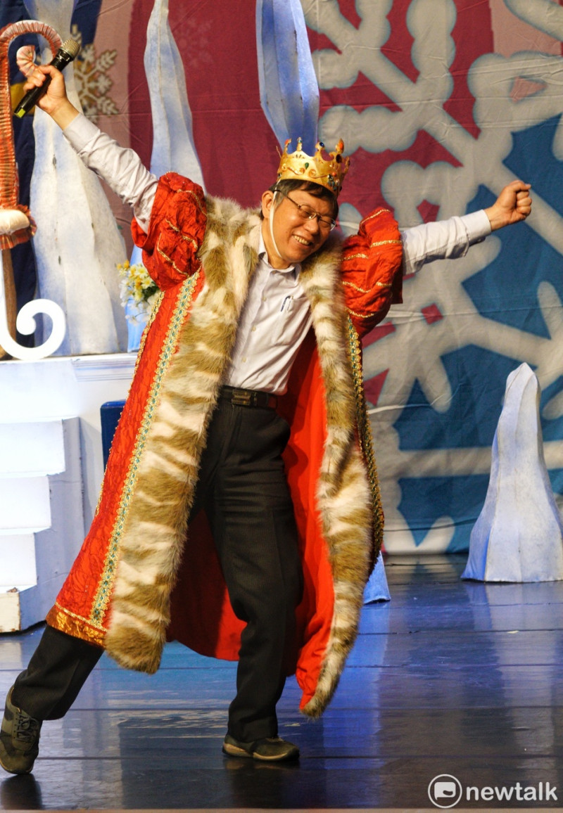 今天是兒童節，台北市長柯文哲特地裝扮成國王，在兒童新樂園與小朋友同樂。   圖：張良一 / 攝