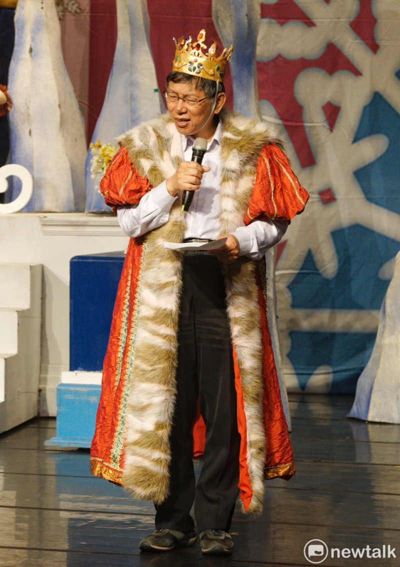 今天是兒童節，台北市長柯文哲特地裝扮成國王，在兒童新樂園與小朋友同樂。   圖：張良一 / 攝