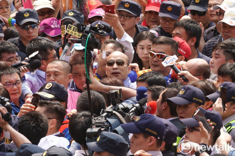 高雄市長韓國瑜在眾人簇擁下到大甲鎮瀾宮參香，現在民眾在廟庭擠得水洩不通，並高喊：「韓國瑜選總統！韓國瑜選總統！」。   圖：張良一 / 攝