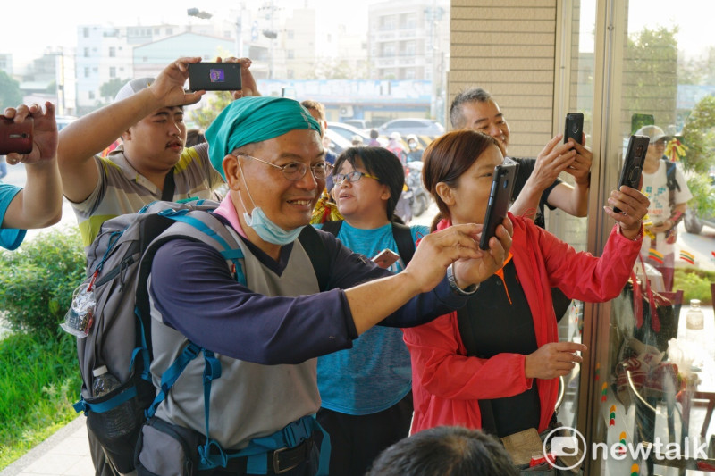 柯文哲參加大甲媽祖遶境活動，民眾拿起手機拍拍難得親眼目睹的台北市長。   圖：張良一／攝影