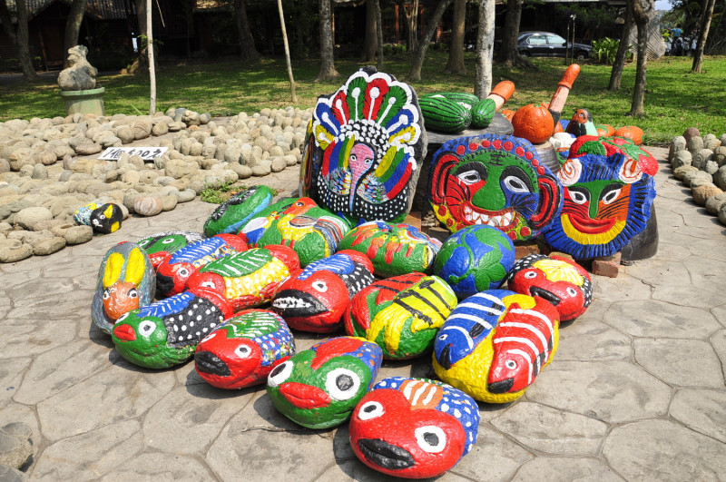 牛耳藝術渡假村園區內陳列素人藝術家「林淵」的作品，同是素人藝術家的兒子「林貴」也有石雕作品在現場。　圖：蕭沛涵／攝