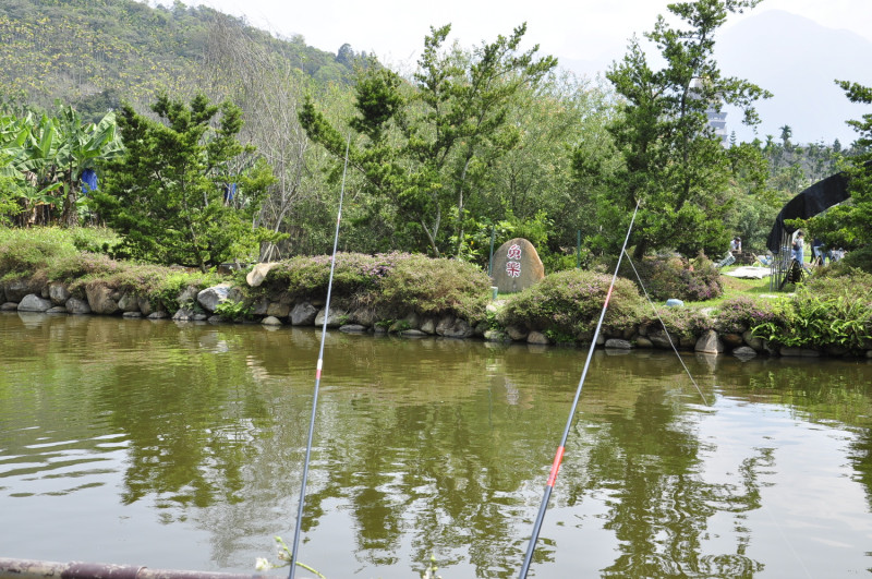 現場有釣魚池，也可見白魚生態復育池。　圖：蕭沛涵／攝
