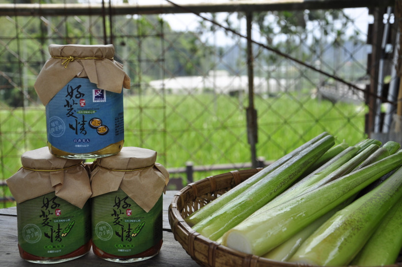 位於一新社區內的吟詩綠曲生態農場，推出的筊白筍泡菜「好筊情」。　圖：蕭沛涵／攝