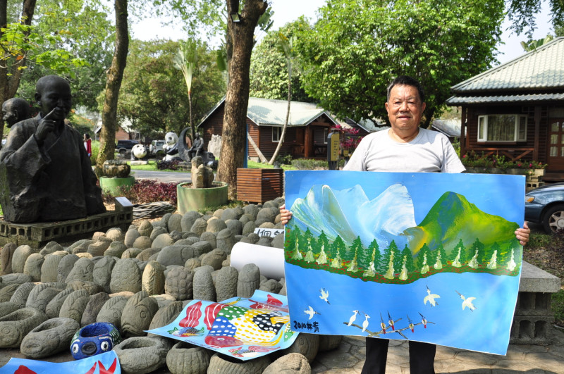 素人藝術家林貴及其繪畫、雕刻作品，渡假村裡有其作品販售。　圖：蕭沛涵／攝