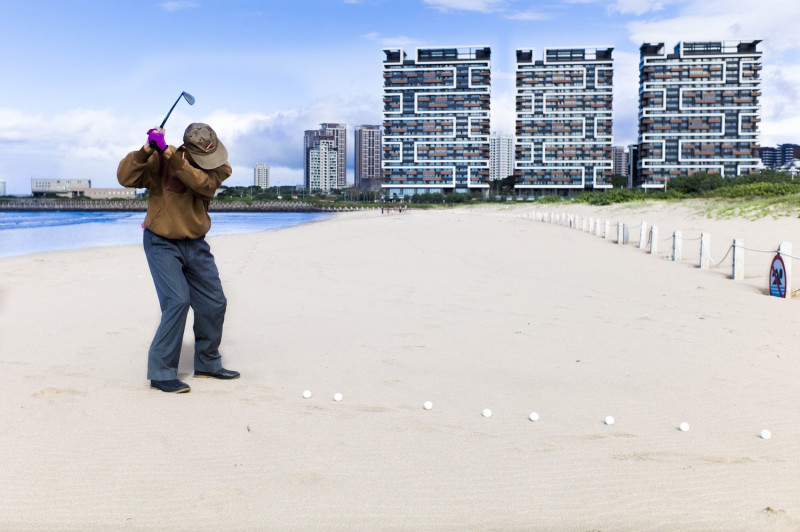 圖為「自然環境與科技」第二名作品：一位淡水人在淡水沙崙海灘打高爾夫球。   圖：張良一/攝