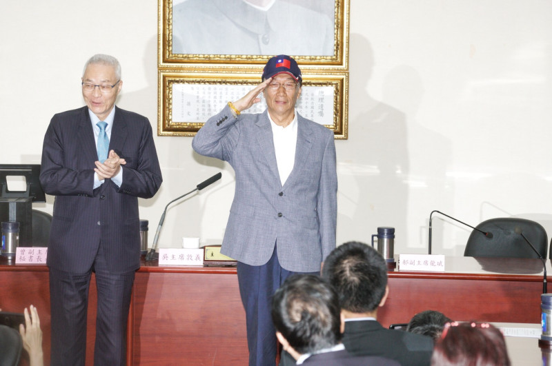 鴻海董事長郭台銘4月17日接受國民黨主席吳敦義親頒榮譽狀。/圖：張良一攝