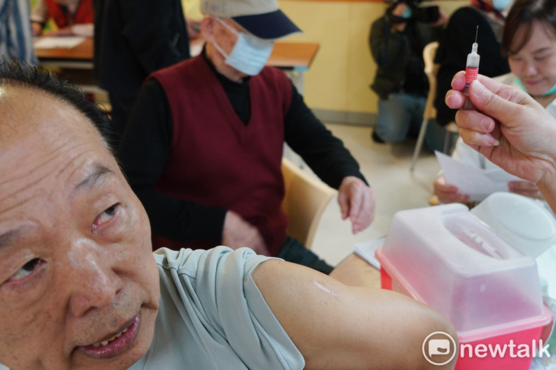 台北市衛生局今（22）日表示，自108年5月1日起，擴大開放設籍北市55至64歲原住民族長者免費接種1劑23價肺炎鏈球菌疫苗。(打疫苗示意圖)   圖：張良一/攝
