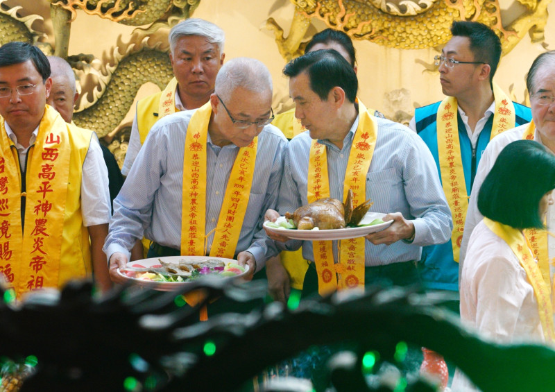 國民黨主席吳敦義、前總統馬英九出席三重先嗇宮「山西高平祖廟神農炎帝蒞台巡境」活動。   圖：張良一/攝