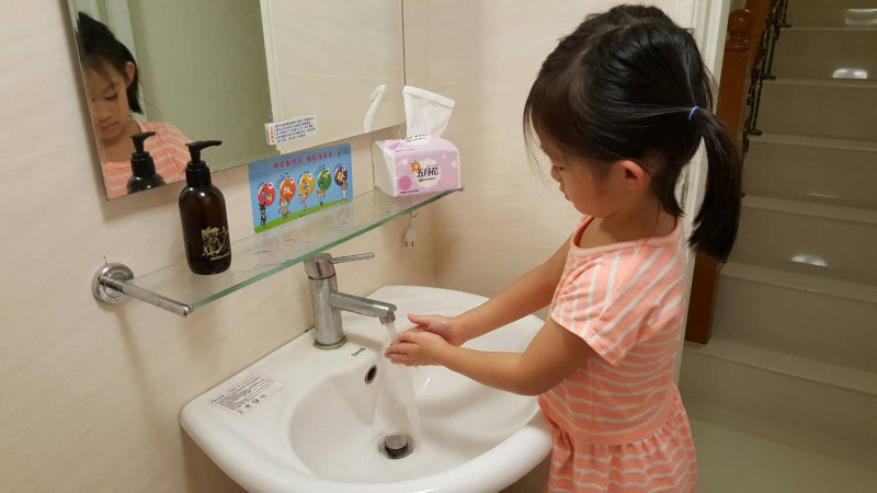 腸病毒傳染力極強，家長及兒童養成正確勤洗手的習慣，並遵守「濕、搓、沖、捧、擦」的原則。   圖：台中市政府/提供