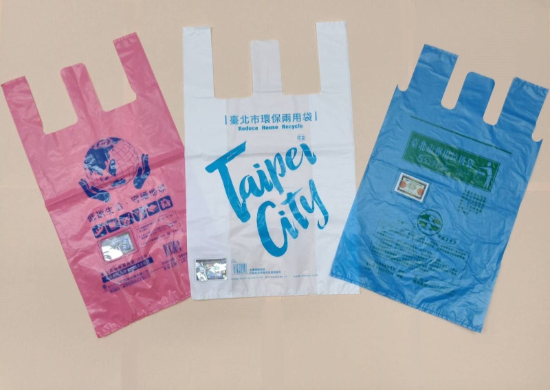 雙北專用垃圾袋樣式(粉紅色：新北市專用垃圾袋、白色：台北市環保兩用袋、藍色：台北市專用垃圾袋)   圖：台北市政府環境保護局/提供
