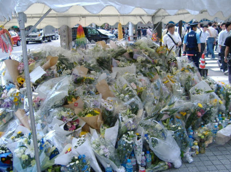 日本民眾於事件後，送花悼念受害者。