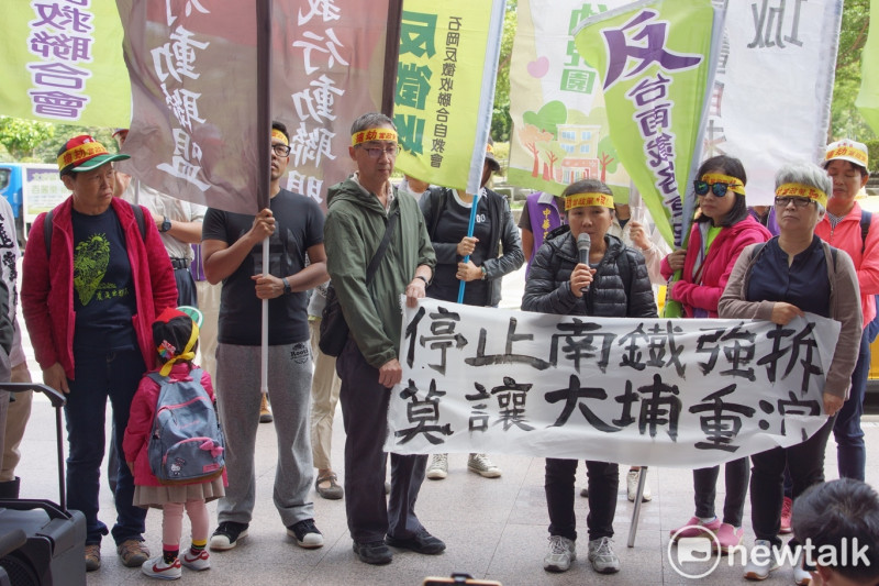 反台南鐵路東移自救會在民進黨中央前抗議。   圖：張良一/攝