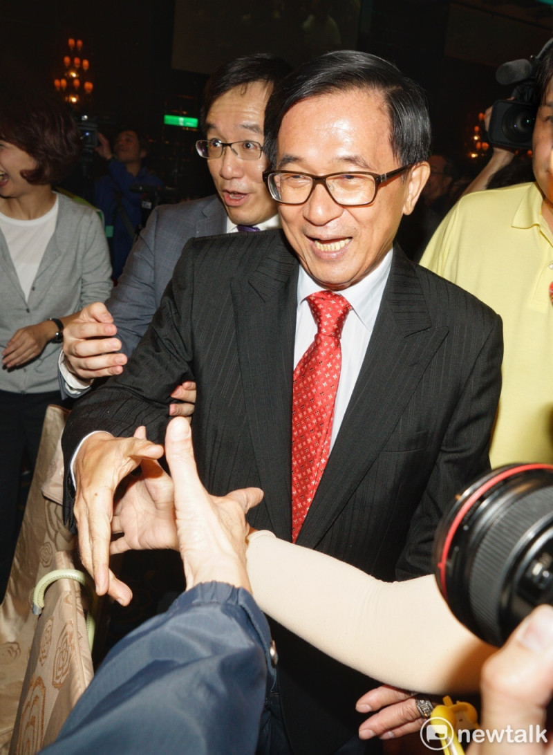 前總統陳水扁參加凱達格蘭基金會感恩餐會暨新書簽名會，心情相當不錯。   圖：張良一/攝