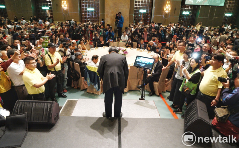 前總統陳水扁參加凱達格蘭學校募款餐會，以站在肥皂箱方式開心高歌並向現場支持者表達感謝。   圖：張良一/攝