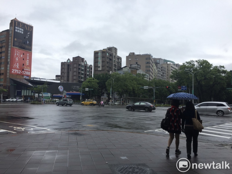 今天鋒面將從華南慢慢移近，中南部白天開始就會有些陣雨跟雷雨出現，各地中午後都要留意雷陣雨。   圖：閻芝霖/攝