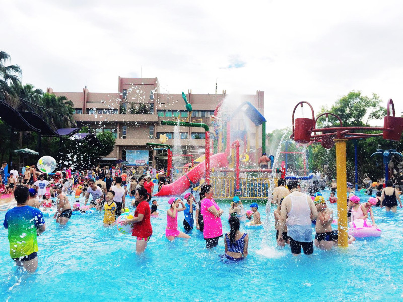 「水鄉庭園」是台北每年夏天最受歡迎的大型玩水地點之一，裡面有兒童溜滑梯、滑水道等遊戲設施，各式水柱噴出水花、水瀑清涼消暑。   圖：台北市自來水營業處/提供