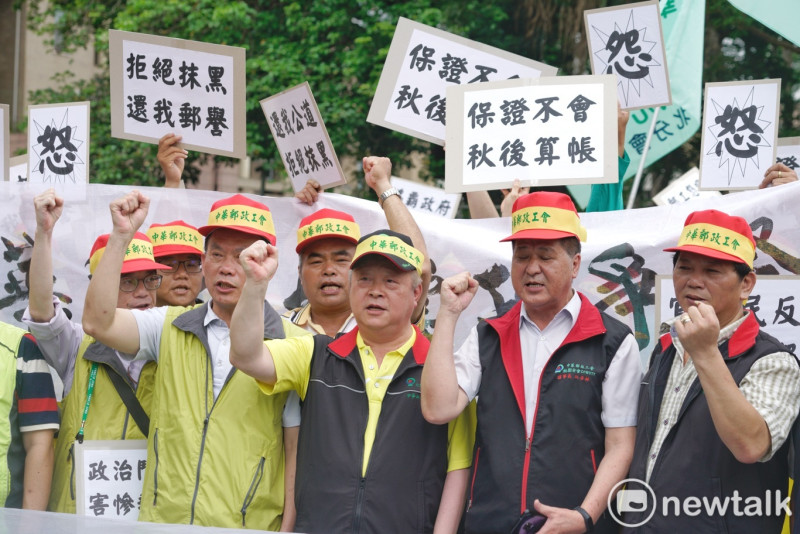 中華郵政工會為抗議行政院撤換中華郵政董事長和總經理，下午發動工會成員在行政院前抗議，要求行政院收回成命。   圖：張良一 / 攝