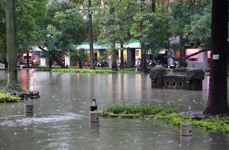 有網友在「我是新竹人」PO出新竹淹水照，並提醒民眾護城河周邊都封路了，請改道。   圖：取自我是新竹人粉絲專頁