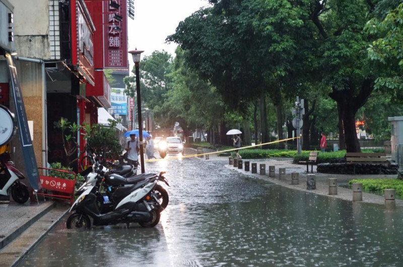 今日新竹縣新豐鄉雨量已突破350毫米，各區紛紛傳來淹水災情，提醒民眾外出注意   圖：取自我是新竹人粉絲專頁