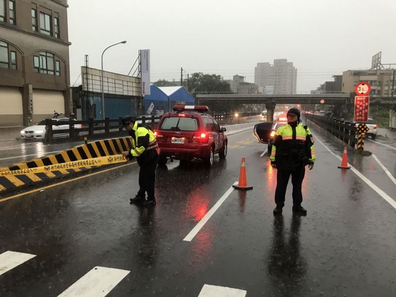 新竹縣今發佈大豪雨特報，部分道路、地下道及停車場淹積水，新竹縣政府已在第一時間派員封閉與疏導交通   圖：新竹縣政府／提供