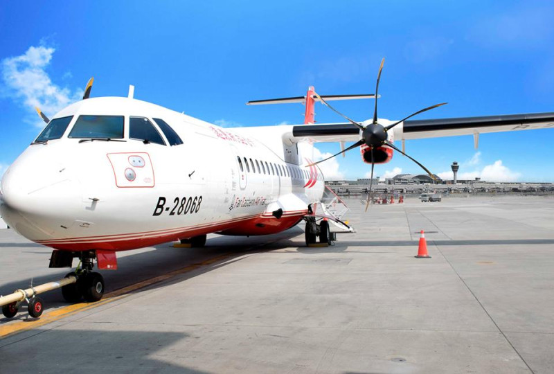 遠東航空今日傳出已向台北市勞動局提報事業單位大量解僱計畫。   圖：取自遠東航空粉絲專頁