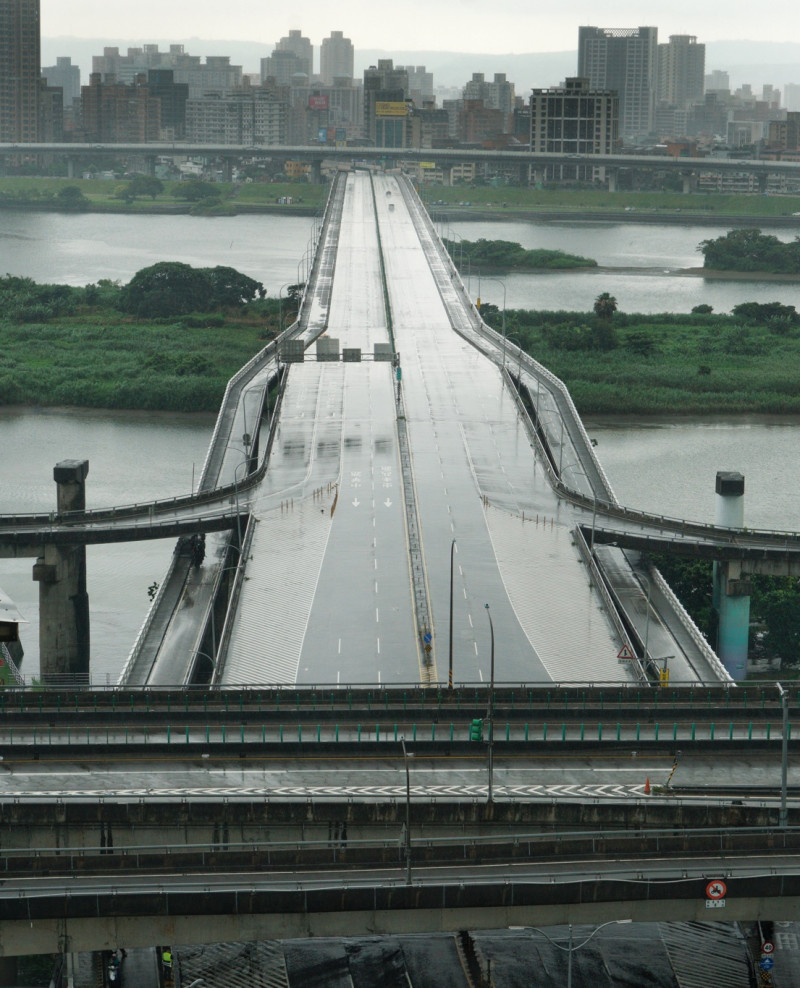 北部地區今天實施萬安防空演習，連接三重與台北市區的忠孝大橋以及環河快速道路，因車輛淨空而顯得空空蕩蕩。   圖：張良一/攝
