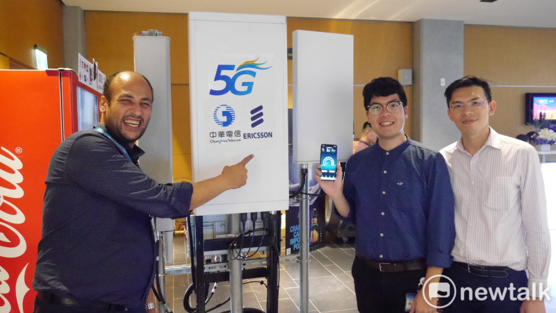  中華電信與5G供應商Ericsson合力完成5G相關設備。圖左至右為Ericsson方案架構師Hossam、中華電信副研究員江哲維、Ericsson方案架構師陳佐堯。圖：葉立斌／攝