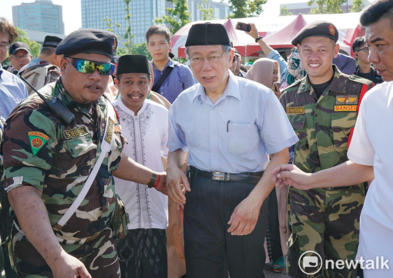 台北市長柯文哲上午戴著穆斯林的Peci參加在台北行旅廣場舉行的穆斯林開齋節慶祝活動。   圖：張良一 / 攝