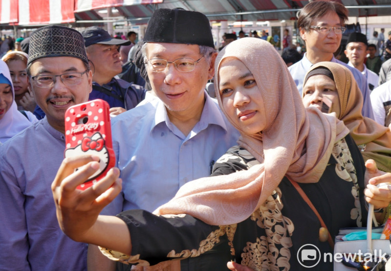 台北市長柯文哲上午戴著穆斯林的Peci參加在台北行旅廣場舉行的穆斯林開齋節慶祝活動。   圖：張良一 / 攝