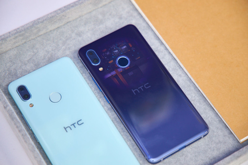 宏達電今日發表HTC U19e,其中紫色也有透視設計。圖:宏達電提供 宏達電今日發表HTC U19e,其中紫色也有透視設計。圖:宏達電提供