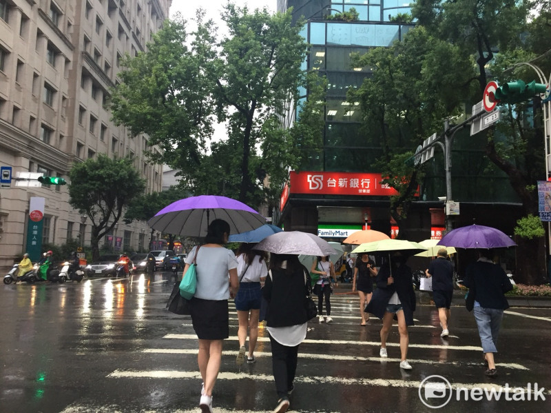 今（24）日仍受鋒面及影響，北部及東北部氣溫稍下降，台灣北部有短暫陣雨或雷雨，降雨仍較為明顯。   圖：閻芝霖/攝