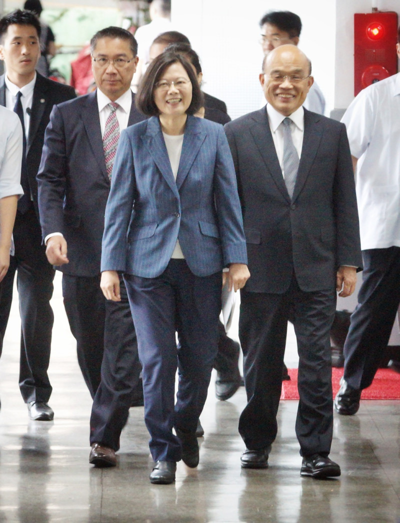 總統蔡英文在行政院長蘇貞昌的陪同下出席警察節慶祝大會。   圖：張良一/攝