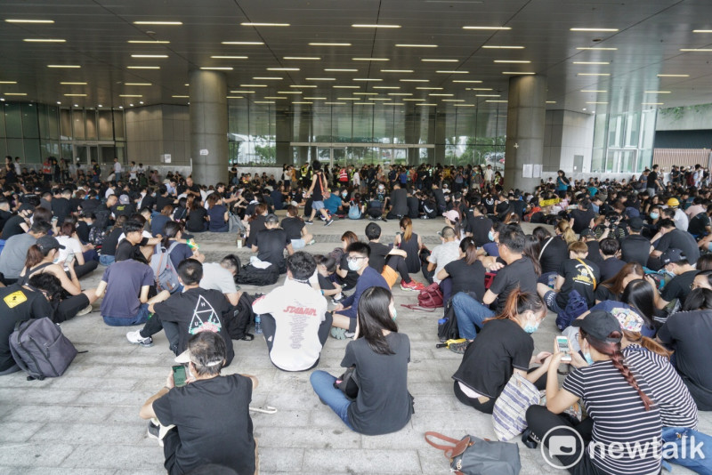 香港今(17)日上午下起大雨，在政府總部前的夏慤道抗爭的民眾轉移到立法會前的示威區，繼續靜坐。   圖：張良一／攝