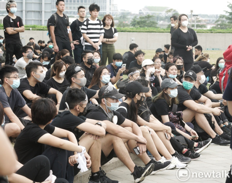 香港青年在立法會外的添馬公園靜坐，持續抗議行動。   圖 : 張良一/攝