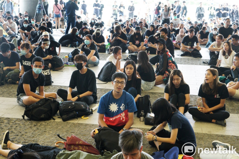 台灣學生穿著國旗裝在香港立法會外的示威區聲援香港反送中抗議行動。   圖：張良一/攝