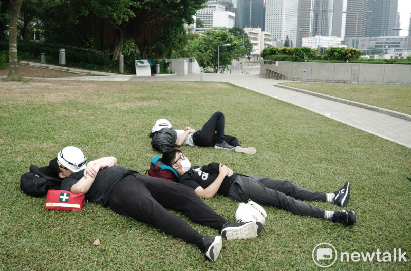 徹夜守候在立法會外的香港青年趁著空檔在添馬公園躺下休息，恢復體力。   圖：張良一/攝