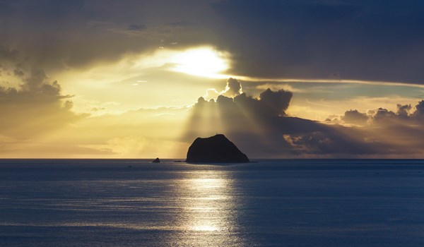 周邊海面被光束照亮，基隆嶼顯得非常有神秘感。圖：基隆觀光旅遊網／提供