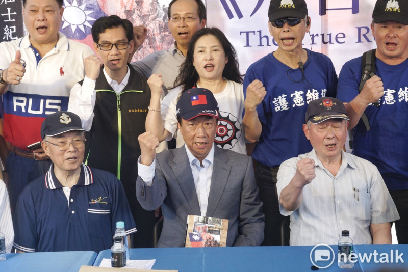 國民黨主席吳敦義、總統黨內初選參選人郭台銘參加八百壯士新書發表會時，和八百壯士喊口號。   圖：張良一/攝