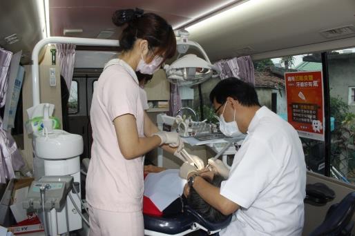 107年中華牙醫學會調查結果顯示，台灣每萬人口有6.05位牙醫師，與美國、澳洲、加拿大、法國等已開發國家相近。(牙醫示意圖)   圖：台南市南化區公所/提供
