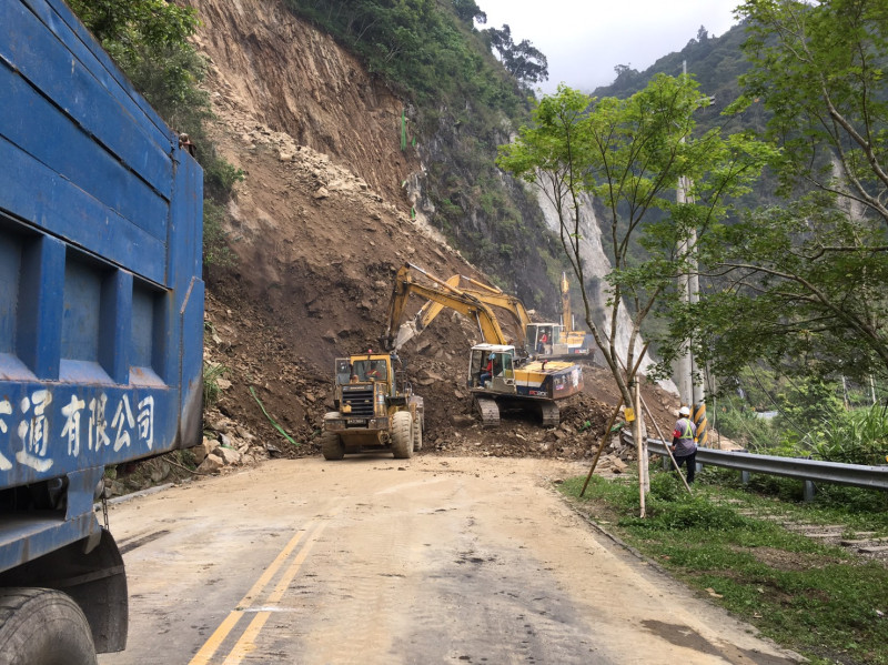 近期嘉義山區今受豪雨影響，造成邊坡落石。(示意圖)   圖：公路總局第五區養護工程處阿里山工務段/提供