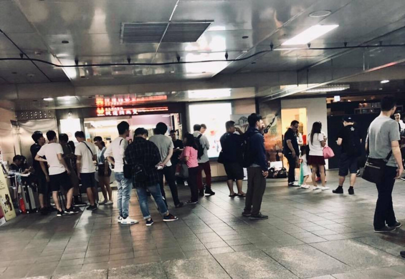 位在台北車站的捷運捐血室一早就聚集了許多《魔靈召喚》的玩家，排隊等待捐血。