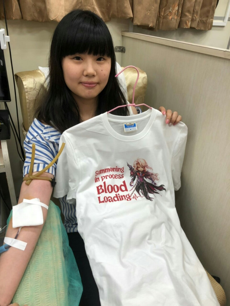 於台中公園捐血站獲得「吸血鬼伯爵」紀念T-Shirt的熱血玩家
