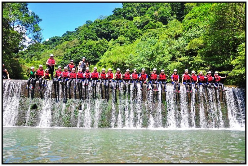 加九寮溪最大特色就是攔砂壩跳水，相當於從2樓高度往下跳。圖：Tripbaa趣吧／提供